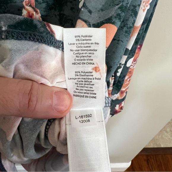 NWT Lularoe Valentina Long Sleeve Button Up Green Floral Shirt size 3XL - Picture 7 of 9